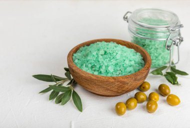 Test masasındaki spa deniz tuzu. Masada zeytin özü bulunan deniz tuzu. Güzellik konsepti. Deniz suyu tuzu. Metin için boşluk, kopyalamak için boşluk. Yakın plan..