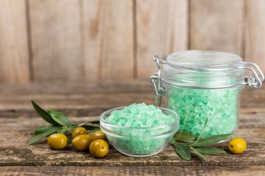 Test masasındaki spa deniz tuzu. Masada zeytin özü bulunan deniz tuzu. Güzellik konsepti. Deniz suyu tuzu. Metin için boşluk, kopyalamak için boşluk. Yakın plan..
