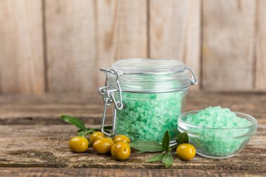 Test masasındaki spa deniz tuzu. Masada zeytin özü bulunan deniz tuzu. Güzellik konsepti. Deniz suyu tuzu. Metin için boşluk, kopyalamak için boşluk. Yakın plan..