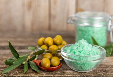 Test masasındaki spa deniz tuzu. Masada zeytin özü bulunan deniz tuzu. Güzellik konsepti. Deniz suyu tuzu. Metin için boşluk, kopyalamak için boşluk. Yakın plan..