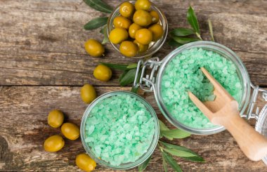 Test masasındaki spa deniz tuzu. Masada zeytin özü bulunan deniz tuzu. Güzellik konsepti. Deniz suyu tuzu. Metin için boşluk, kopyalamak için boşluk. Yakın plan..