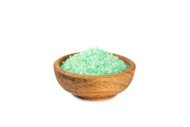 Beyaz arka planda izole edilmiş spa deniz tuzu. Masada zeytin özü bulunan deniz tuzu. Güzellik konsepti. Deniz suyu tuzu. Metin için boşluk, kopyalamak için boşluk. Yakın plan..