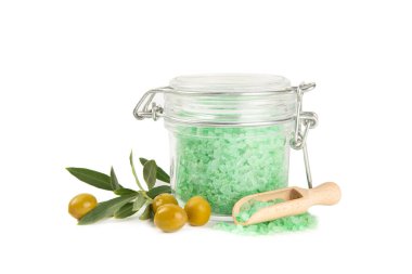 Beyaz arka planda izole edilmiş spa deniz tuzu. Masada zeytin özü bulunan deniz tuzu. Güzellik konsepti. Deniz suyu tuzu. Metin için boşluk, kopyalamak için boşluk. Yakın plan..