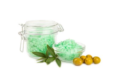 Beyaz arka planda izole edilmiş spa deniz tuzu. Masada zeytin özü bulunan deniz tuzu. Güzellik konsepti. Deniz suyu tuzu. Metin için boşluk, kopyalamak için boşluk. Yakın plan..