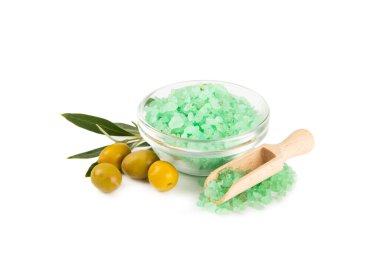 Beyaz arka planda izole edilmiş spa deniz tuzu. Masada zeytin özü bulunan deniz tuzu. Güzellik konsepti. Deniz suyu tuzu. Metin için boşluk, kopyalamak için boşluk. Yakın plan..