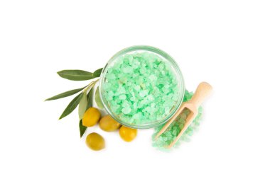 Beyaz arka planda izole edilmiş spa deniz tuzu. Masada zeytin özü bulunan deniz tuzu. Güzellik konsepti. Deniz suyu tuzu. Metin için boşluk, kopyalamak için boşluk. Yakın plan..