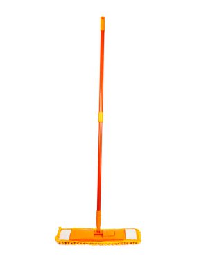 Beyaz arka planda izole edilmiş, ayarlanabilir saplı turuncu plastik paspas. Yerleri temizlemek için paspas. Temizlik konsepti. Binayı temizliyorum..