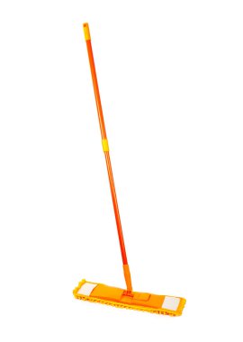 Beyaz arka planda izole edilmiş, ayarlanabilir saplı turuncu plastik paspas. Yerleri temizlemek için paspas. Temizlik konsepti. Binayı temizliyorum..