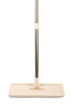 Ayarlanabilir saplı plastik paspas, beyaz arka planda izole edilmiş. Yerleri temizlemek için paspas. Temizlik konsepti. Binayı temizliyorum..