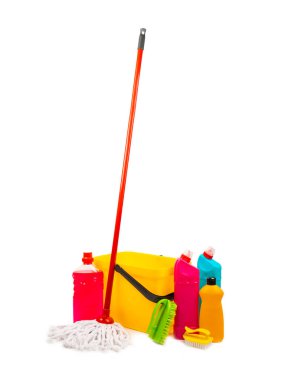 Beyaz arka planda izole edilmiş temizlik malzemeleriyle plastik paspas ve kova. İçinde çeşitli deterjanlar bulunan şişeler. Pencereler, yerler, tuvaletler ve tesisat malzemeleri için temizlik maddesi. Ev ve ofis temizliği.