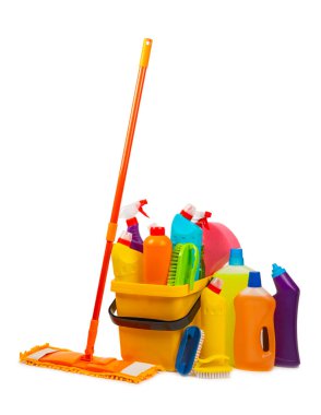 Beyaz arka planda izole edilmiş temizlik malzemeleriyle plastik paspas ve kova. İçinde çeşitli deterjanlar bulunan şişeler. Pencereler, yerler, tuvaletler ve tesisat malzemeleri için temizlik maddesi. Ev ve ofis temizliği.