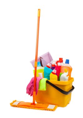 Beyaz arka planda izole edilmiş temizlik malzemeleriyle plastik paspas ve kova. İçinde çeşitli deterjanlar bulunan şişeler. Pencereler, yerler, tuvaletler ve tesisat malzemeleri için temizlik maddesi. Ev ve ofis temizliği.