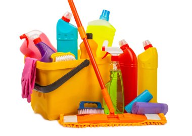 Beyaz arka planda izole edilmiş temizlik malzemeleriyle plastik paspas ve kova. İçinde çeşitli deterjanlar bulunan şişeler. Pencereler, yerler, tuvaletler ve tesisat malzemeleri için temizlik maddesi. Ev ve ofis temizliği.
