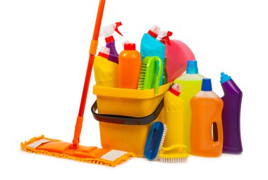 Beyaz arka planda izole edilmiş temizlik malzemeleriyle plastik paspas ve kova. İçinde çeşitli deterjanlar bulunan şişeler. Pencereler, yerler, tuvaletler ve tesisat malzemeleri için temizlik maddesi. Ev ve ofis temizliği.