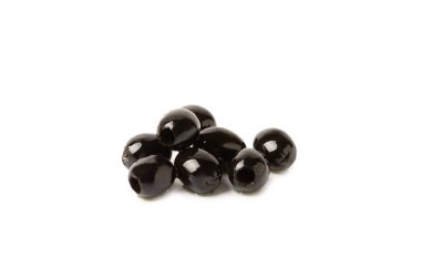 Beyaz arka planda yaprakları olan lezzetli siyah zeytinler. Beyaz arka planda taze meyve zeytinleri.