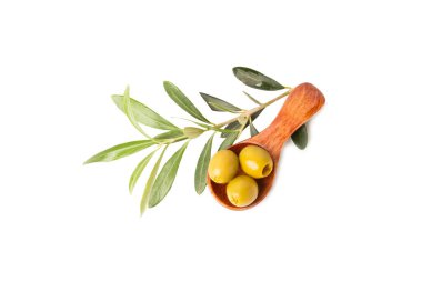 Beyaz arka planda izole edilmiş lezzetli yeşil zeytinler. Beyaz bir masada zeytin ve zeytin dalları. Hassasiyet.
