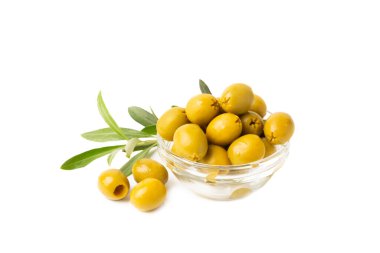 Beyaz arka planda izole edilmiş lezzetli yeşil zeytinler. Beyaz bir masada zeytin ve zeytin dalları. Hassasiyet.