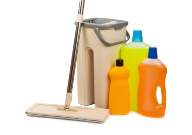 Beyaz arka planda izole edilmiş temizlik malzemeleriyle plastik paspas ve kova. İçinde çeşitli deterjanlar bulunan şişeler. Pencereler, yerler, tuvaletler ve tesisat malzemeleri için temizlik maddesi. Ev ve ofis temizliği.