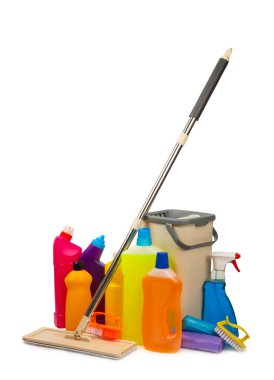 Beyaz arka planda izole edilmiş temizlik malzemeleriyle plastik paspas ve kova. İçinde çeşitli deterjanlar bulunan şişeler. Pencereler, yerler, tuvaletler ve tesisat malzemeleri için temizlik maddesi. Ev ve ofis temizliği.