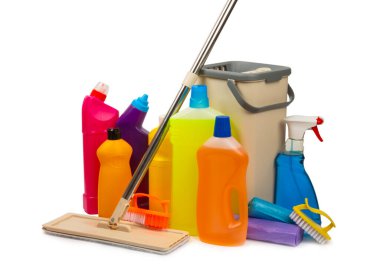 Beyaz arka planda izole edilmiş temizlik malzemeleriyle plastik paspas ve kova. İçinde çeşitli deterjanlar bulunan şişeler. Pencereler, yerler, tuvaletler ve tesisat malzemeleri için temizlik maddesi. Ev ve ofis temizliği.