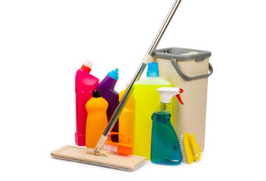 Beyaz arka planda izole edilmiş temizlik malzemeleriyle plastik paspas ve kova. İçinde çeşitli deterjanlar bulunan şişeler. Pencereler, yerler, tuvaletler ve tesisat malzemeleri için temizlik maddesi. Ev ve ofis temizliği.
