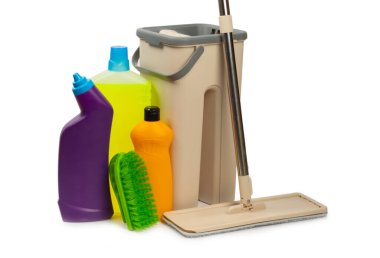 Beyaz arka planda izole edilmiş temizlik malzemeleriyle plastik paspas ve kova. İçinde çeşitli deterjanlar bulunan şişeler. Pencereler, yerler, tuvaletler ve tesisat malzemeleri için temizlik maddesi. Ev ve ofis temizliği.