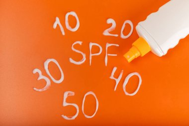 Arka planda güneş kremi. SPF kremi. Güneş koruması. Ultraviyole koruma. Yaz. Dinlenme ve tatil kavramı. Yaz havası. Tasarım. - Model. Alışveriş konsepti.