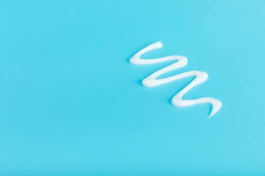 Arka planda güneş kremi. SPF kremi. Güneş koruması. Ultraviyole koruma. Yaz. Dinlenme ve tatil kavramı. Yaz havası. Tasarım. - Model. Alışveriş konsepti.