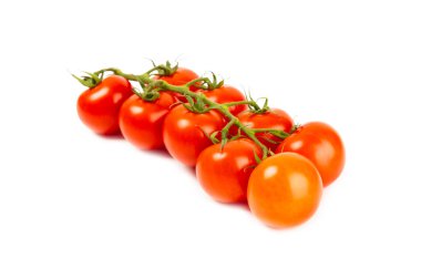 Beyaz arka planda izole edilmiş vişne domatesleri. Kırmızı taze domates. Taze sebzeler. Vejetaryen. Yakın plan. Sağlıklı yiyecekler. Salata Malzemeleri.