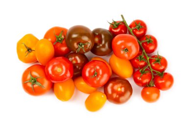 Beyaz arka planda izole edilmiş çeşitli renkli domatesler. Taze sarı, kırmızı, siyah, pembe ve kahverengi domatesler. Taze sebzeler. Vejetaryen. Yakın plan. Sağlıklı yiyecekler. Salata Malzemeleri.