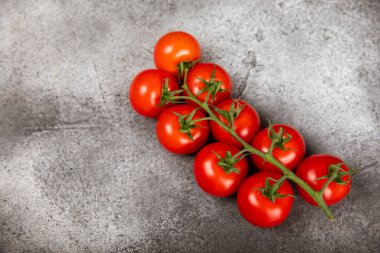 Doku arka planında domatesler. Mutfak masasında kiraz domatesleri. Organik sebzeler, hasat. Vejetaryen. Taze olgun domatesler. Boşluğu kopyala.