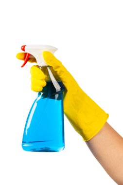 Beyaz arka planda izole edilmiş temiz kimyasalla dolu bir şişeyi tutan sarı kauçuk koruyucu eldivenin içindeki temizlikçinin eli. Ticari temizlik şirketi. Bahar temizliği.