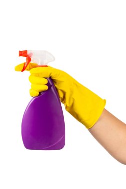 Beyaz arka planda izole edilmiş temiz kimyasalla dolu bir şişeyi tutan sarı kauçuk koruyucu eldivenin içindeki temizlikçinin eli. Ticari temizlik şirketi. Bahar temizliği.