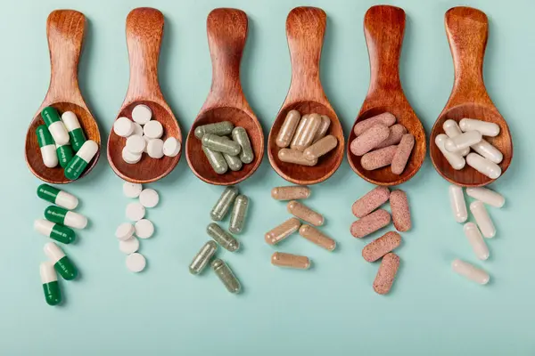 Vitamíny Doplňky Různé Vitamínové Tablety Dřevěné Lžíci Textuře Pozadí Multivitamíny — Stock fotografie
