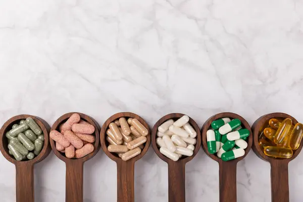 Vitamíny Doplňky Různé Vitamínové Tablety Dřevěné Lžíci Textuře Pozadí Multivitamíny — Stock fotografie