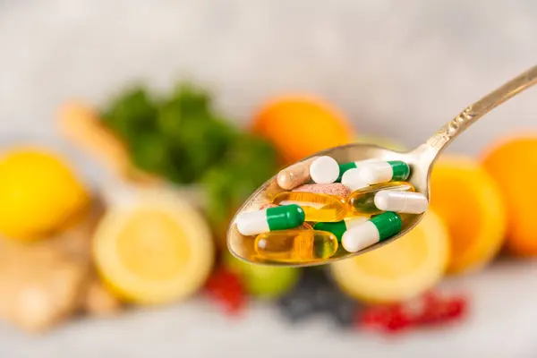 Vitamíny Doplňky Různé Vitamínové Tablety Dřevěné Lžíci Texturovaném Pozadí Lékařský — Stock fotografie