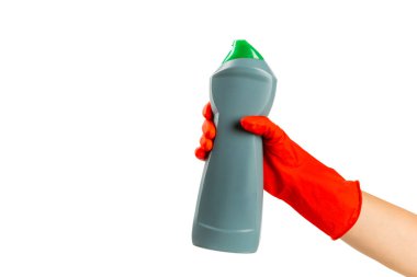 Beyaz arka planda izole edilmiş temizlik ürünleri tutan lastik eldivenli bir el. Pankart. Temizlik kavramı.