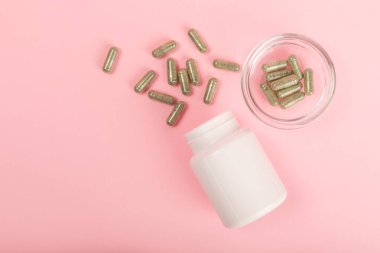 Vitaminler ve takviyeler. Arka planda bulunan bir kavanozdaki vitamin haplarının çeşitliliği. Taze ve sağlıklı meyveli multivitaminler. Yiyecek takviyeleri. Düz yatıyordu. Metin için boşluk. Boşluğu kopyala