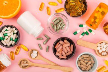 Vitaminler ve takviyeler. Arka planda bulunan bir kavanozdaki vitamin haplarının çeşitliliği. Taze ve sağlıklı meyveli multivitaminler. Yiyecek takviyeleri. Düz yatıyordu. Metin için boşluk. Boşluğu kopyala