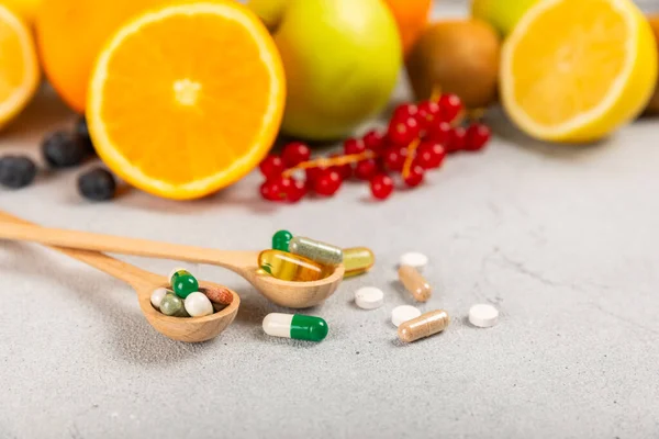 Vitaminler Takviyeler Ahşap Bir Kaşıkta Çeşitli Vitamin Hapları Taze Sağlıklı — Stok fotoğraf