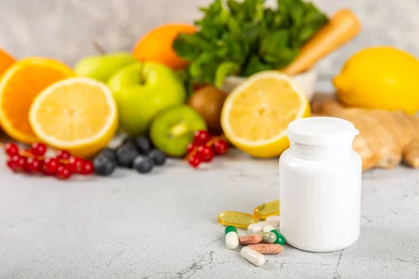 Vitaminler Takviyeler Arka Planda Bulunan Bir Kavanozdaki Vitamin Haplarının Çeşitliliği — Stok fotoğraf