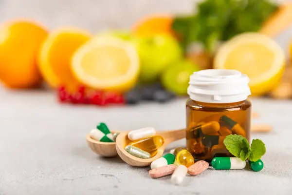Vitaminler Takviyeler Arka Planda Bulunan Bir Kavanozdaki Vitamin Haplarının Çeşitliliği — Stok fotoğraf