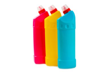 Beyaz arka planda izole edilmiş ev temizliği ürünleri. Temizlik konsepti. Yakın plan. Ev yapımı kimyasallar. Plastik şişelerde, süngerlerde ve eldivenlerde temizlik ve deterjan..
