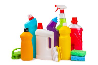 Beyaz arka planda izole edilmiş ev temizliği ürünleri. Temizlik konsepti. Yakın plan. Ev yapımı kimyasallar. Plastik şişelerde, süngerlerde ve eldivenlerde temizlik ve deterjan..