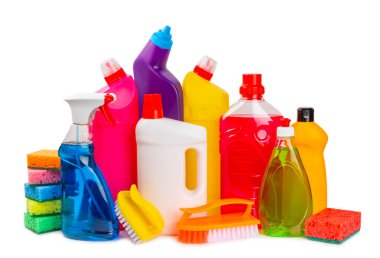 Beyaz arka planda izole edilmiş ev temizliği ürünleri. Temizlik konsepti. Yakın plan. Ev yapımı kimyasallar. Plastik şişelerde, süngerlerde ve eldivenlerde temizlik ve deterjan..