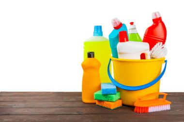Beyaz arka planda izole edilmiş ev temizliği ürünleri. Temizlik konsepti. Yakın plan. Ev yapımı kimyasallar. Plastik şişelerde, süngerlerde ve eldivenlerde temizlik ve deterjan. Tasarım.