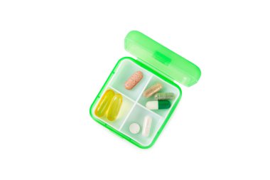 Vitaminler ve takviyeler. Beyaz arka planda izole edilmiş tablet kutusundaki çeşitli vitamin hapları. Her gün için multivitamin kompleksi. Besleyici takviyeler. Boşluğu kopyala. Bağışıklık için vitaminler.