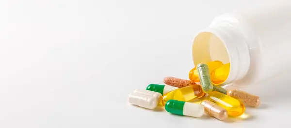 Vitamíny Doplňky Různé Vitamínové Tablety Sklenici Izolované Bílém Pozadí Multivitaminový — Stock fotografie