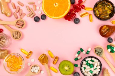 Vitaminler ve takviyeler. Pembe arkaplandaki vitamin tabletlerinin çeşitliliği. Her gün için multivitamin kompleksi. Besleyici takviyeler. Boşluğu kopyala. Bağışıklık için vitaminler.