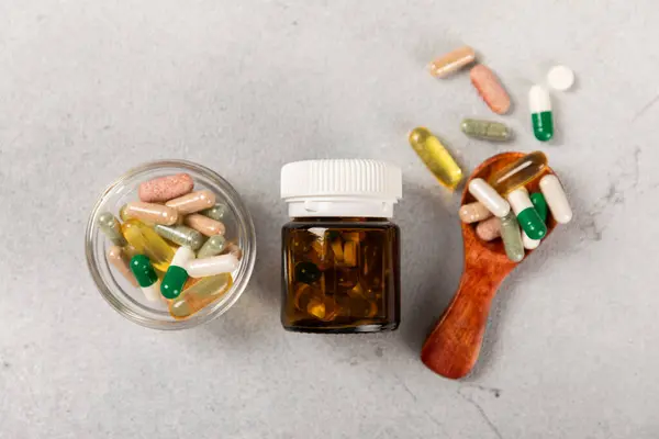 Vitamíny Doplňky Různé Vitamínové Tablety Sklenici Texturovaném Pozadí Multivitaminový Komplex — Stock fotografie
